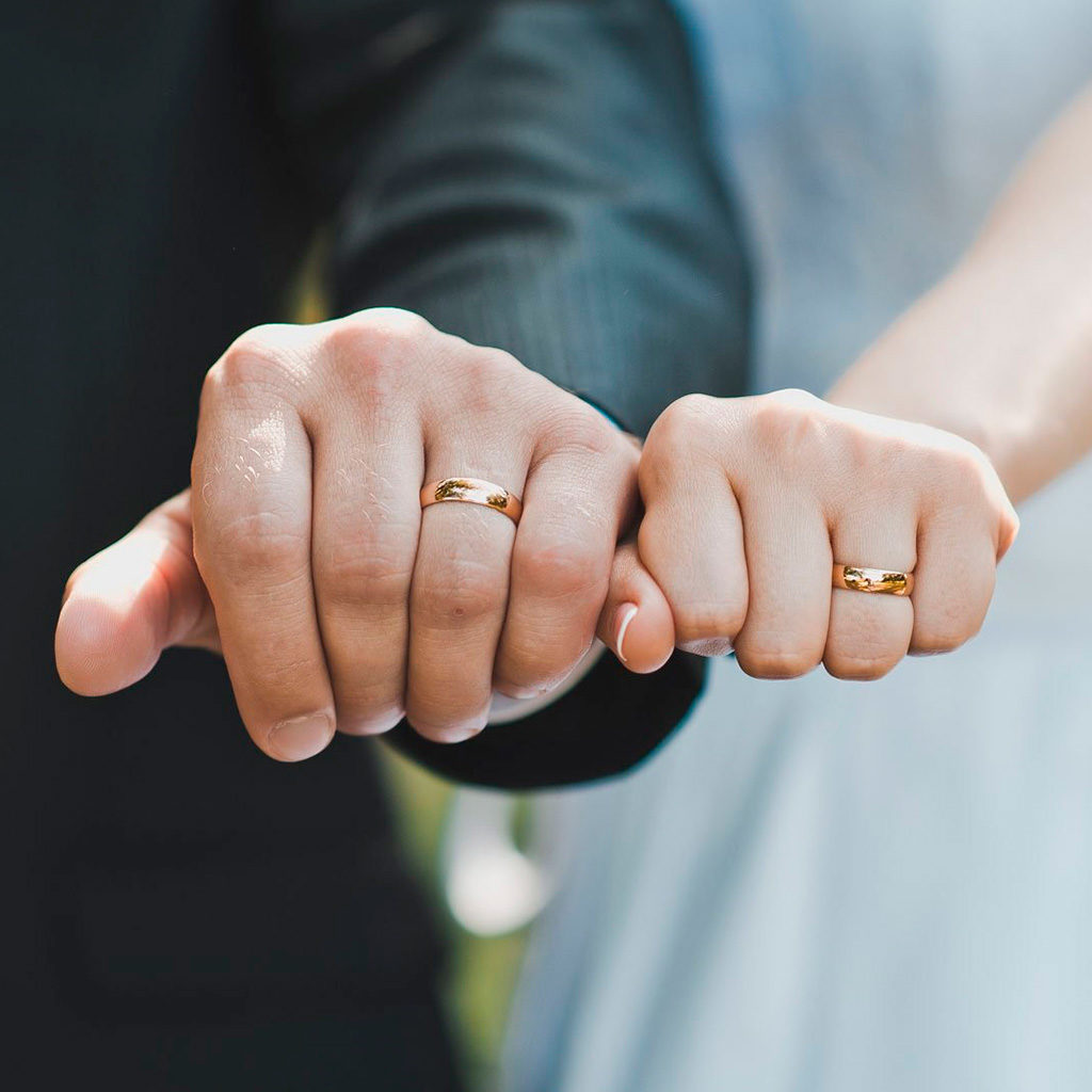 Вопрос замужества. Обручальные кольца на руках. Свадебные кольца на руках. Свадьба руки. Руки молодоженов с кольцами.
